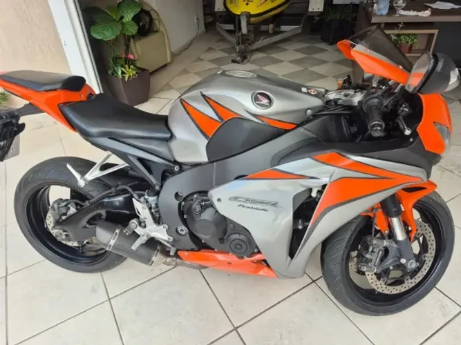 Moto Honda CBR 1000 com apenas 21.500 KM, Aceito troca por carro de igual, menor ou maior 