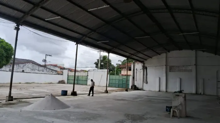 Galpão 1.400 m2, na Rua Jardim Esmeralda, há quatro quadras do Lider BR.