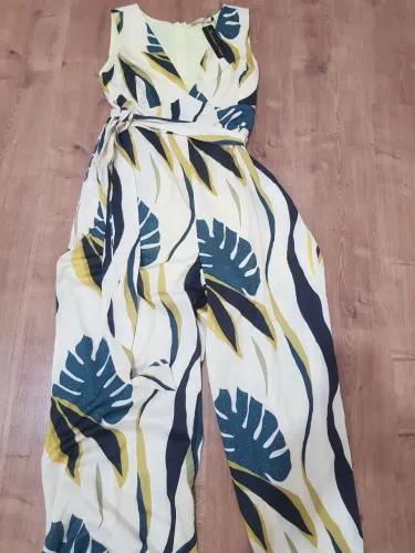 Macacão estampado tecido muito confortável. 