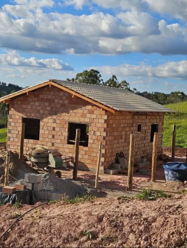 Vendo terreno de 2.000 m2 com casa em Piedade dos Gerais MG