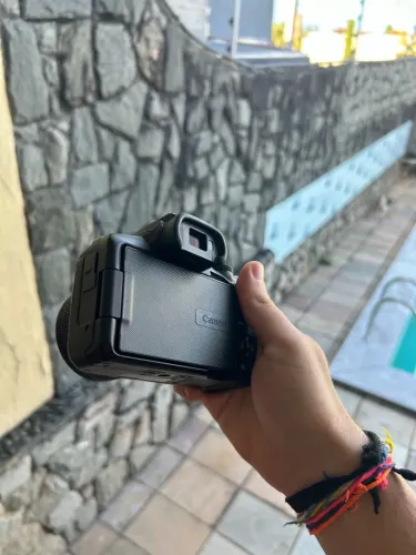 Câmera Canon R50