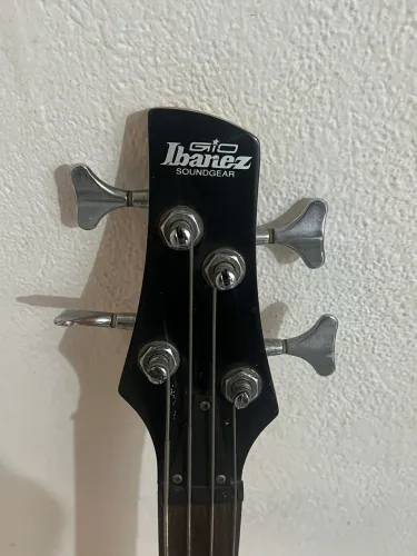? Baixo Ibanez 4 cordas, excelente som, confortável e em ótimo estado. Chama!