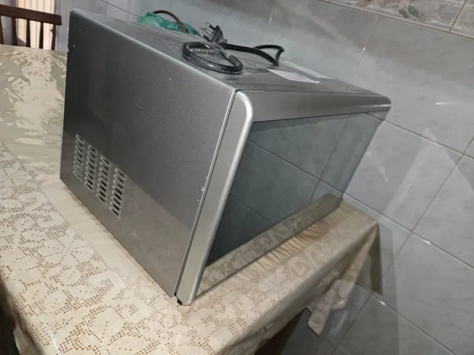 ? MICRO-ONDAS ELECTROLUX MI41S INOX ESPELHADO - 31L
