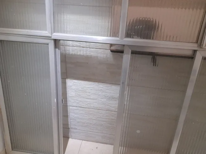 Vendo janela de alumínio, 2,00 x 1,50 . Não entrego. Retirar no local. Dispenso curiosos 