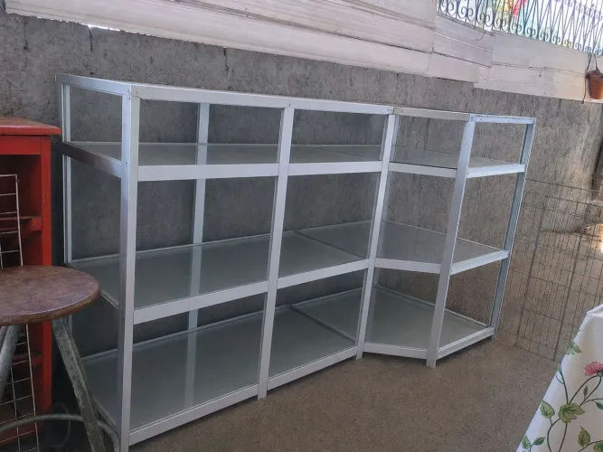 Vitrine de vidro com estrutura de alumínio