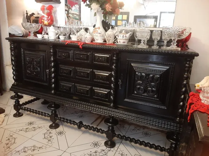 Vendo um lindo buffet antigo uum relógio e uma linda cristaleira antiga