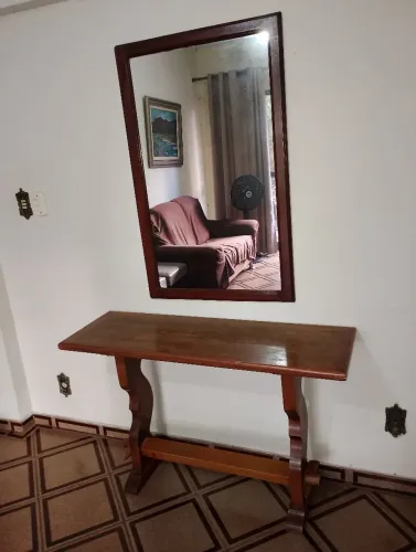 Console em madeira com moldura com espelho