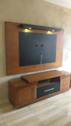 RACK COM PAINEL EM MADEIRA 