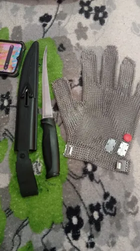 Vendo essa luva de aço e essa faca .