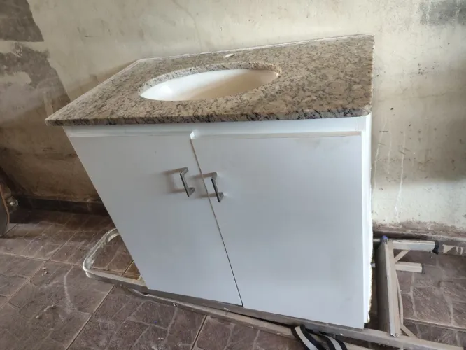 Armário pra banheiro em MDF com pedra de mármore