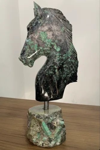 Escultura Cabeça de Cavalo em Xisto e Esmeralda 16kg peça Exclusiva Alto Padrão