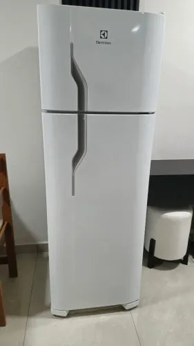 Geladeira Electrolux DC35A - 260 litros, branca, duplex.