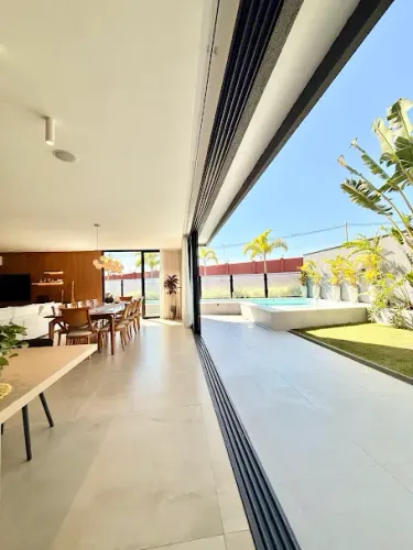 Sobrado de esquina à venda com 5 quartos, sendo 4 suites no Jardins França, Goiânia. Go.