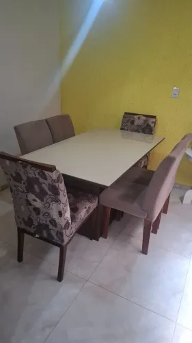 Mesa de jantar retangular com 6 cadeiras de madeira