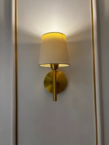 Arandela  clássica de parede com acabamento dourado acetinado. TEMOS 12 PECAS