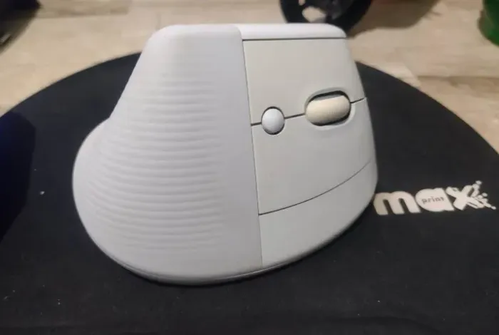 Mouse Sem Fio Logitech Lift Vertical Cliques Silenciosos Conexão Bluetooth ou USB Semi-nov