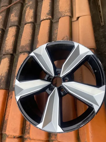 Uma Roda aro 18 furacão réplica da Audi