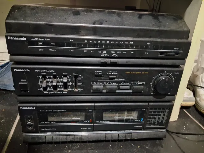 Mini system Panasonic com duas caixas de som Aiwa
