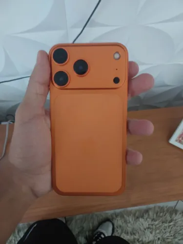 Iphone XR, Com carcaça de iPhone 17