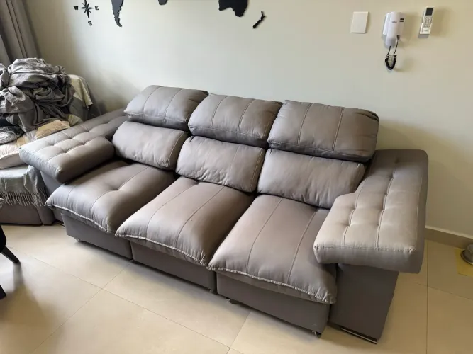 Sofá três lugares retrátil e reclinável.
