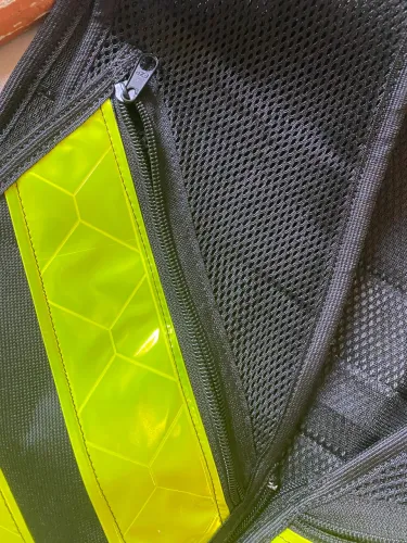 Colete refletivo com bolsos e zíper