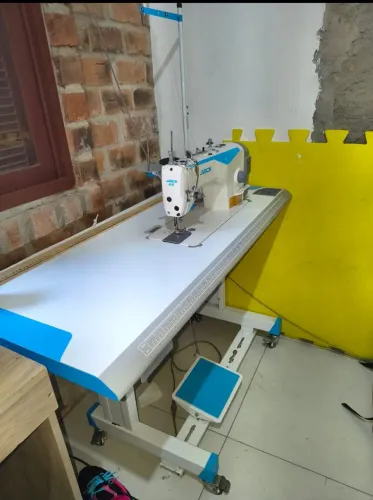 Máquina industrial reta