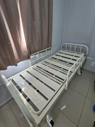Cama Hospitalar com 2 Manivelas (Seminova) - (Colchões Inclusos)
