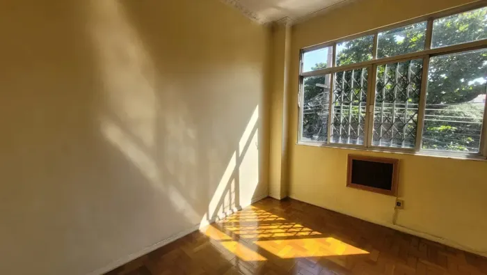 Maria da Graça - Rua Conde de Azambujo, sala, 2 quartos