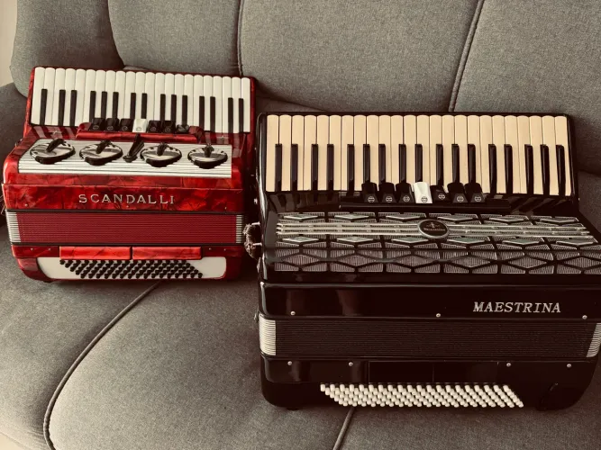 Acordeon Sanfona Maestrina 120 baixos e Scandalli 80 baixos elétrica