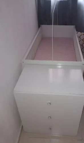 Berço já com uma cômoda embutida