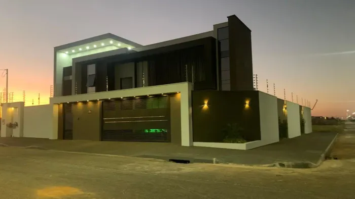 Casa imponente residência de alto padrão, construída com materiais de primeira linha e pen