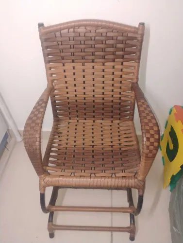 Cadeira de balanço super resistente semi nova