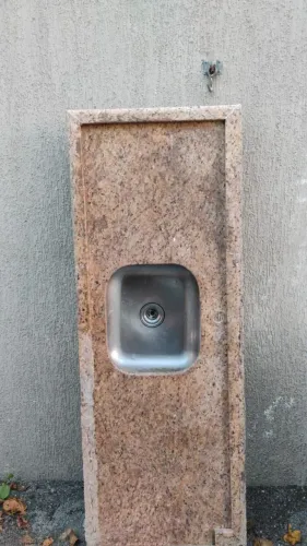 Pia granito com pia em inox