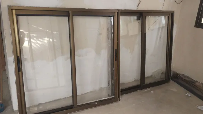 Vendo janelas de vidro e alumínio