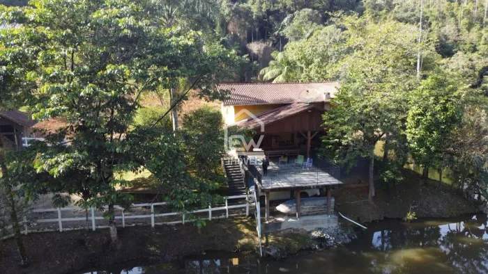 Chácara com Área Total de 31.713m² em Massaranduba, SC