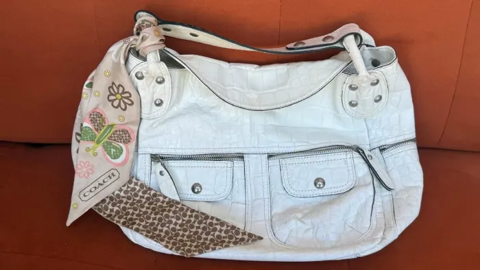 Bolsa Coach Branca Original com Textura Croco e Lenço Exclusivo