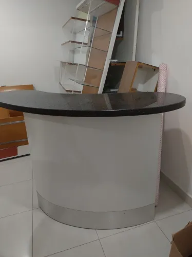 Balcão com tampo em mármore