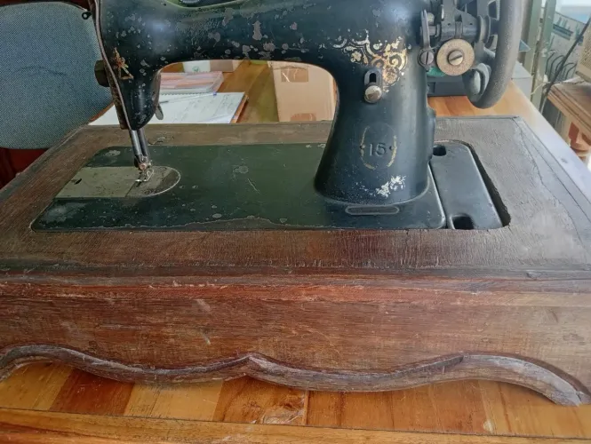 Máquina de costura Singer classe 15 com gabinete em madeira  
