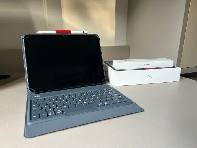 iPad 10 Geração, 256 GB + caneta Apple + capa com teclado