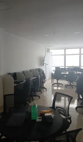 Baias de Escritório / Call Center - Ótimo Estado