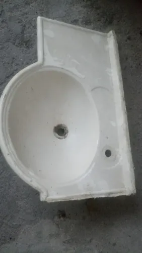 Doação de pia de banheiro branca 