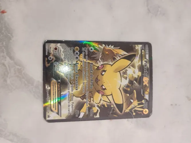 Vendo carta do Pikachu original, com algumas falhas na frente e atraz