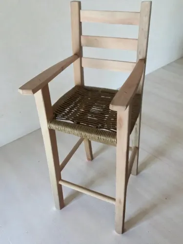 Cadeirote infantil para restaurante, em madeira maciça eucalipto.