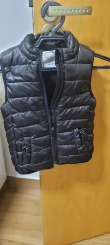 Colete preto infantil.