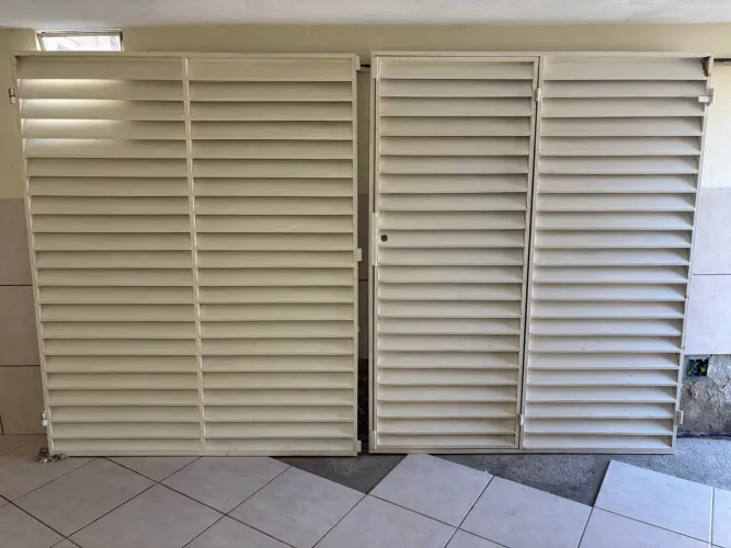 Portão de garagem (com portão social)