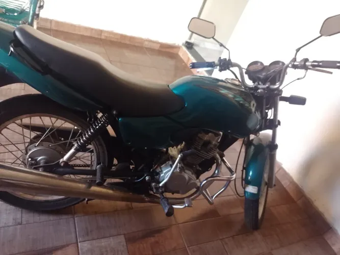 Vendo CG 125 ano 2002 moto sem nenhum detalhe,licenciamento em dia dok ok