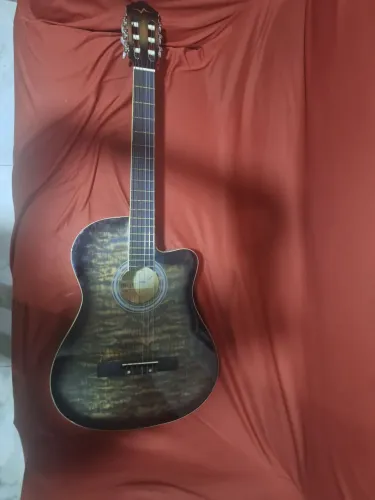 Violão acústico clássico (cordas de nylon)<br><br>Com cutaway