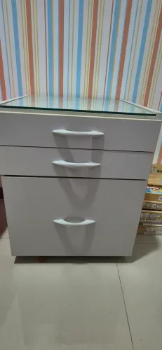 Gaveteiro organizador ou mesa de cabeceira marfim.