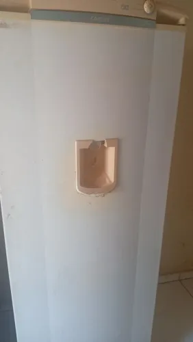 Vendo essa geladeira, funcionando bem gelando bem..