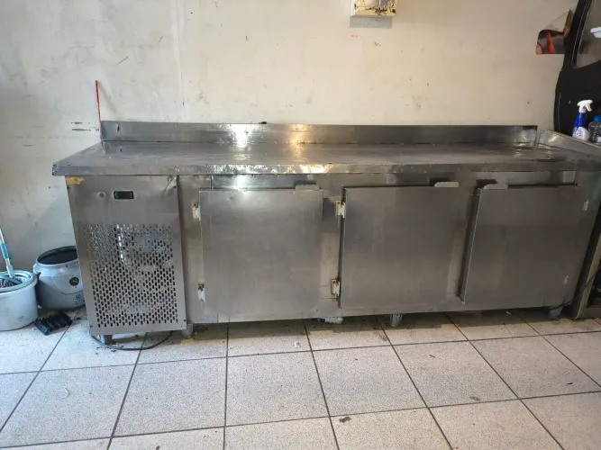 Balcão inox refrigerado com marca de uso gelando muito bem retirar bairro capoeiras